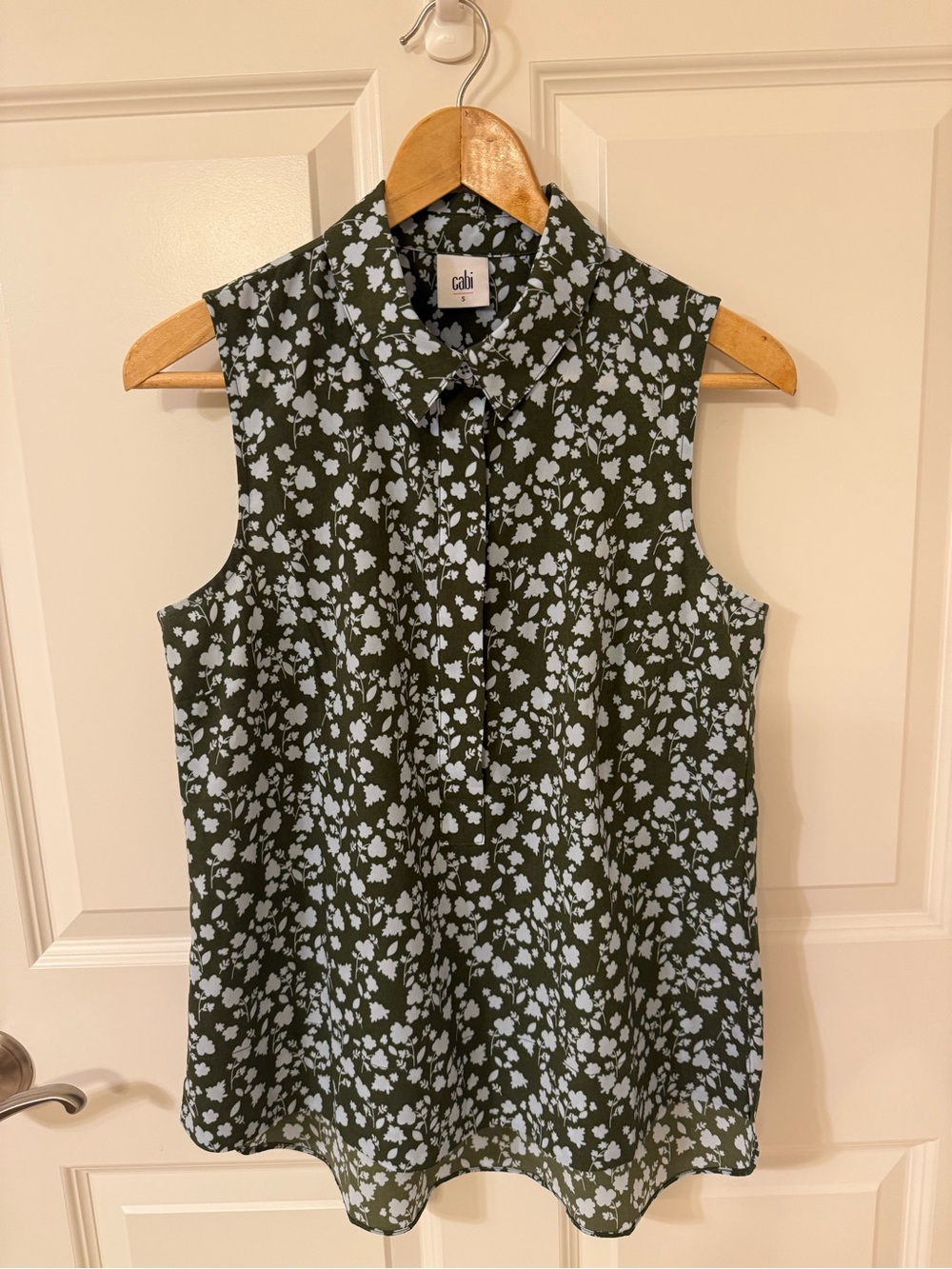 Cabi Women's Small Olive & Light Blue Floral Sleeveless Blouse EUC Modern
